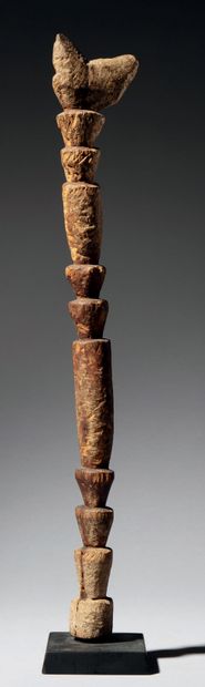 null DOGON VOTIVE OBJECT, MALI
Wood
H. 55 cm
Abstract sculpture composed of a cylindrical...
