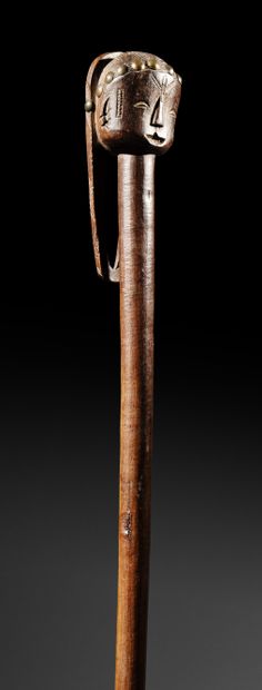 null • CANNE OVIMBUNDU, ANGOLA
Bois
H. 105 cm
Le manche droit orné à son sommet d'une...