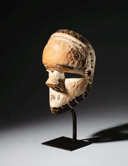 null SALAMPASU MASK, DEMOCRATIC REPUBLIC OF THE CONGO
Wood
H. 30 cm
Mask depicting...
