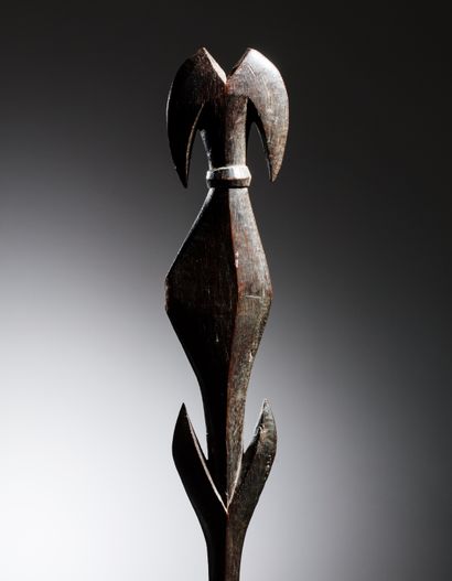 null MASSUE, ÎLES RENNELL, SALOMON
Bois
H. 101 cm
Massue sculptée dans un bois dur,...