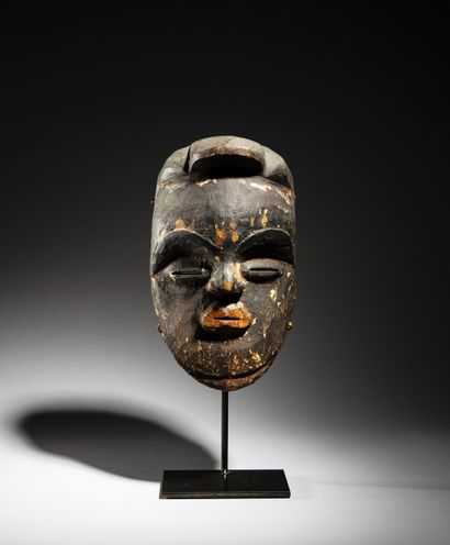 null • MASQUE TSOGHO/MASSANGO, GABON
Bois
H. 29 cm

Provenance :
Ancienne collection...