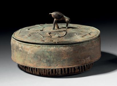 null BOÎTE KUDUO AKAN, GHANA
Bronze
H. 9 cm - Diam. 16 cm
Très ancienne boîte à or...