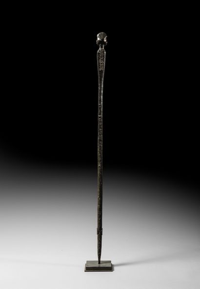 null • CANNE PUNU, GABON
Bois
H. 114 cm
Canne droite sculptée dans un bois dur, figurant...