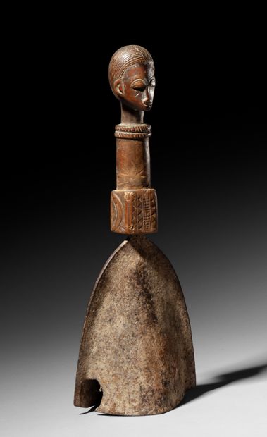 null CLOCHE BAOULÉ, CÔTE D'IVOIRE
Bois et fer
H. 35 cm
Belle cloche de divination...