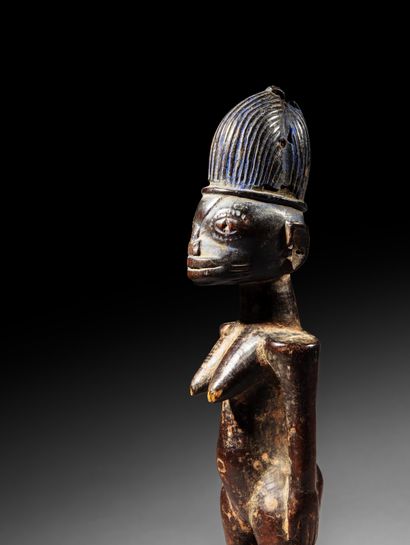 null - IBEDJI YORUBA STATUETTE, NIGERIA
Wood
H. 25 cm
Female figure standing firmly...