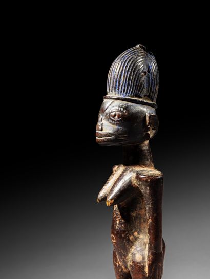 null • STATUETTE IBEDJI YORUBA, NIGERIA
Bois
H. 25 cm
Personnage féminin solidement...