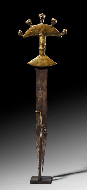null • COUTEAU VÉRÉ, NIGERIA
Fer, bronze
H. 43 cm
Beau couteau wek suktunkak dont...