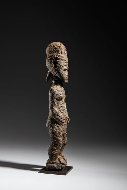 null - BAULE STATUE, IVORY COAST
Wood
H. 38 cm
Representing a standing male figure,...