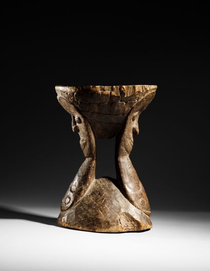 null TABOURET IATMUL, MOYEN SEPIK, PAPOUASIE-NOUVELLE-GUINÉE
Bois
H. 32 cm

Provenance...