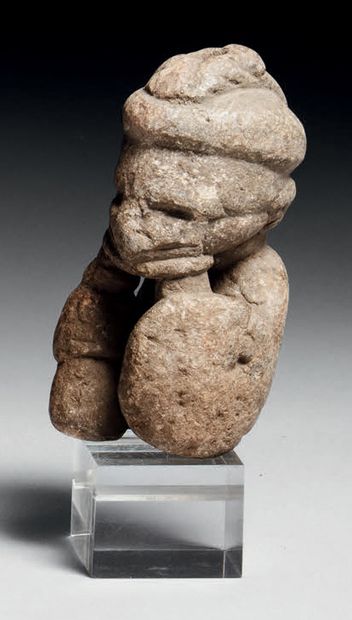 null • STATUETTE POMDO, GUINÉE
Pierre
H. 11 cm
Fragment de statuette représentant...