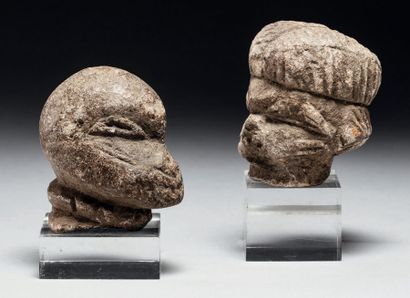 null • TÊTES POMDO, GUINÉE
Pierre
H. 6,5 cm
Deux fragment de statues représentant...