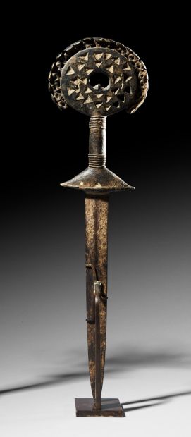 null • COUTEAU VÉRÉ, NIGERIA
Fer, bronze
H. 40 cm
Couteau wek suktunkak dont le manche...