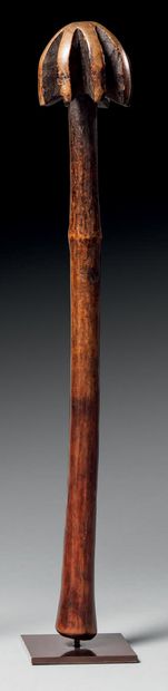 null - GURAGE PESTLE, ETHIOPIA
Wood
H. 48 cm
Pestle used to grind grain whose bulbous...