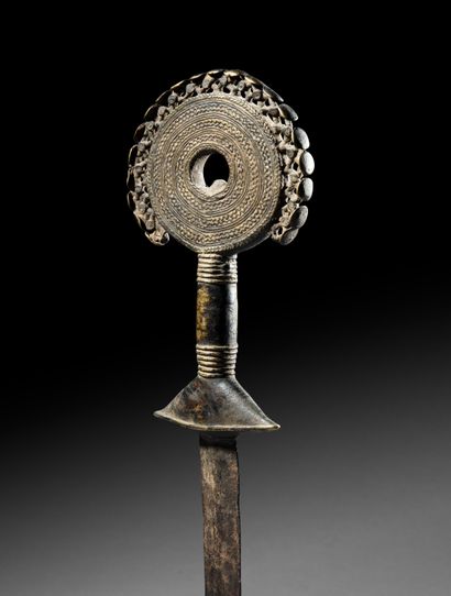 null • COUTEAU VÉRÉ, NIGERIA
Fer, bronze
H. 40 cm
Couteau wek suktunkak dont le manche...