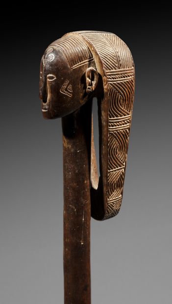 null • SCEPTRE OVIMBUNDU, ANGOLA
Bois
H. 60 cm
Sceptre au manche droit surmonté d'une...