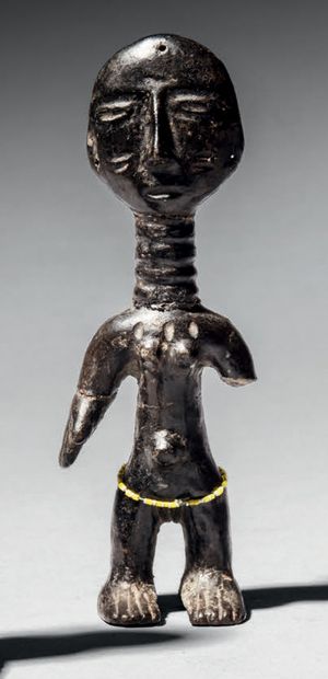 null • STATUETTE ASHANTI, GHANA
Terre cuite
H. 14,5 cm
Rare statuette en terre cuite...