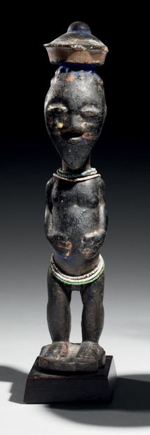 null • STATUE KOULANGO, CÔTE D'IVOIRE
Bois, perles
H. 30 cm
Représentant un personnage...