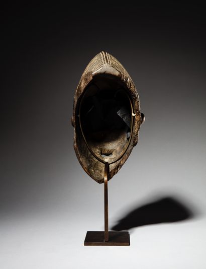 null • MASQUE NZEBI, GABON
Bois
H. 28 cm
Très ancien masque figurant un visage recouvert...