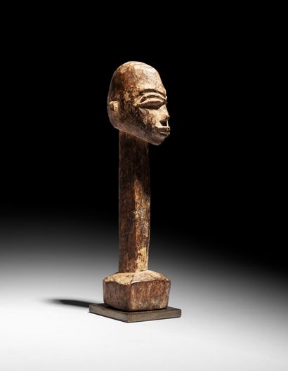 null • TÊTE LOBI, BURKINA FASO
Bois
H. 17 cm
Petite tête votive posée sur un long...