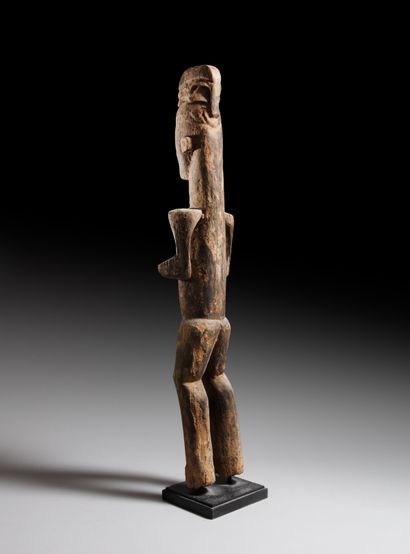null STATUE IGBO ALUSI, NIGERIA
H. 118 cm
Grande statue Igbo figurant un personnage...