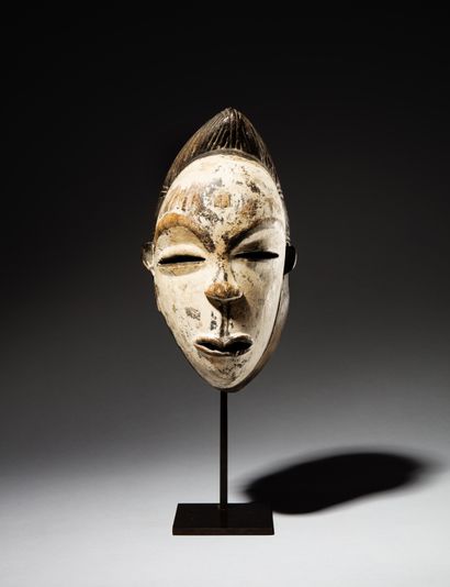 null • MASQUE NZEBI, GABON
Bois
H. 28 cm
Très ancien masque figurant un visage recouvert...