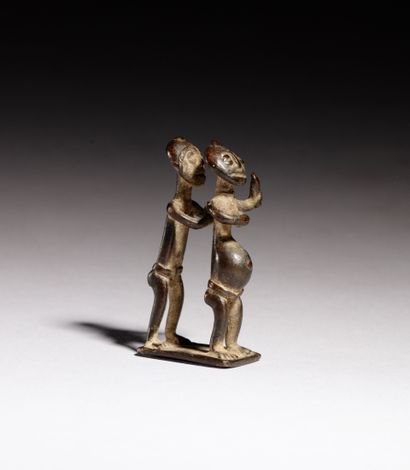 null • POIDS À PESER L'OR AKAN, GHANA
Bronze
H. 4,2 cm
Rare poids à peser l'or représentant...