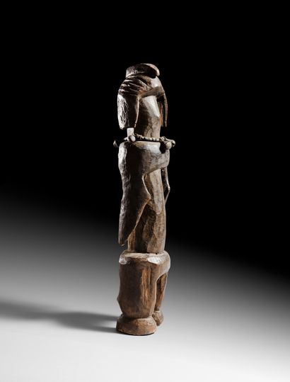 null STATUE MUMUYÉ, NIGERIA
Bois
H. 60 cm
Statue d'ancêtre Mumuyé figurant un personnage...