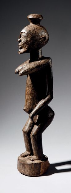 null DOGON STATUE, MALI
Wood
H. 51 cm

Provenance :
- Arthur S. Rothenberg, New York
-...