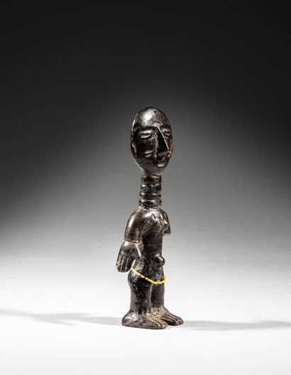 null - ASHANTI STATUETTE, GHANA
Terracotta
H. 14,5 cm
Rare terracotta statuette representing...