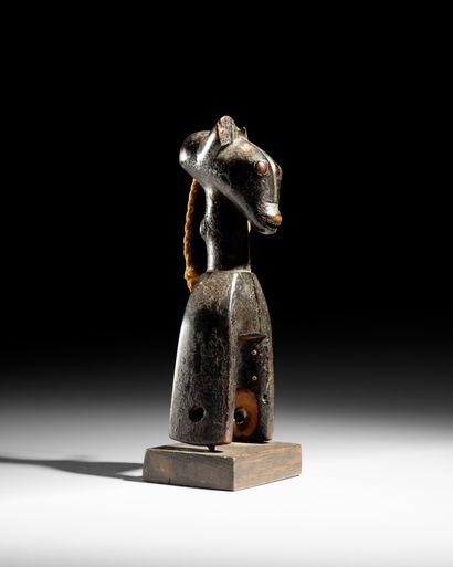 null • POULIE GOURO, CÔTE D'IVOIRE
Bois
H. 16 cm
Représentant la tête d'un animal...