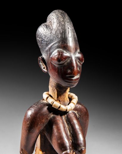 null • STATUETTE IBEDJI YORUBA, NIGERIA
Bois, perles
H. 25 cm
Délicate statuette...