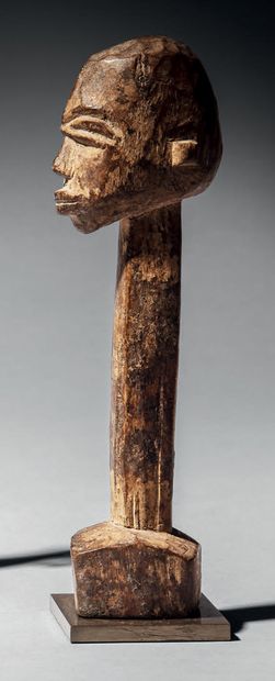 null • TÊTE LOBI, BURKINA FASO
Bois
H. 17 cm
Petite tête votive posée sur un long...