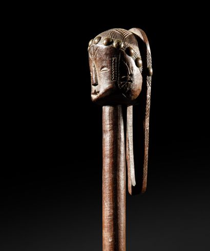null - OVIMBUNDU CANE, ANGOLA
Wood
H. 105 cm
The right handle is decorated at the...