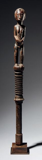 null • SCEPTRE BAGA, GUINEE
Bois
H. 60 cm
Rare sceptre au manche droit, en partie...