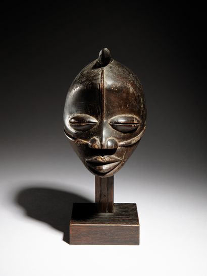 null • MASQUE WOBE, CÔTE D'IVOIRE
Bois
H. 19 cm
Joli masque réduit figurant un visage...