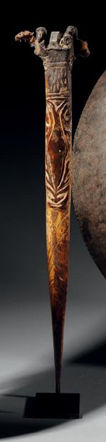 null IATMUL DAGGER, MIDDLE SEPIK, PAPUA NEW GUINEA
Casoar bone
H. 39,5 cm.
Beautiful...