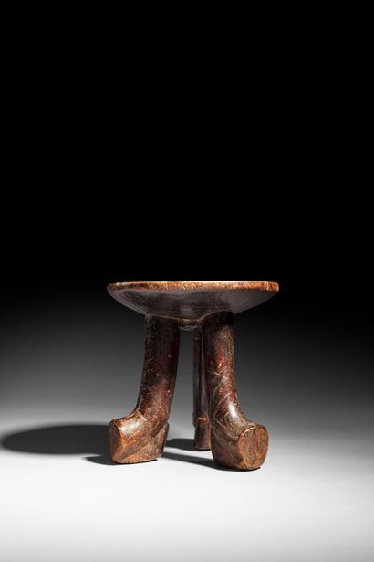 null • TABOURET MASSAÏ, KENYA
Bois
H. 13,5 cm
Beau tabouret à l'assise ronde reposant...