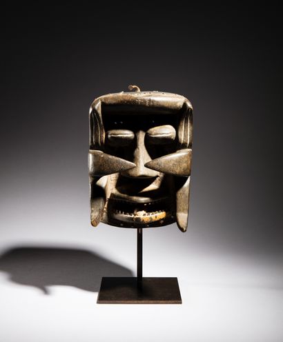 null • MASQUE WE-GUERE, CÔTE D'IVOIRE
Bois, clous
H. 21,5 cm
Intéressant masque sculpté...