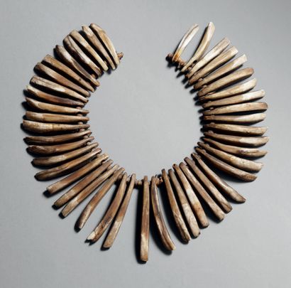 null - SONGYE NECKLACE, DEMOCRATIC REPUBLIC OF THE CONGO
Animal teeth
D. 20 cm
Beautiful...