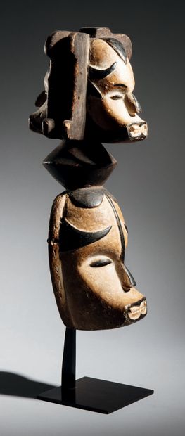 null IGBO MASK, NIGERIA
Wood
H. 46 cm
Igbo mask showing a human face with stylized...