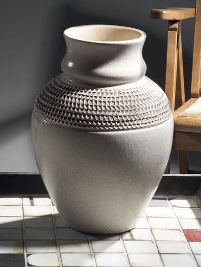 Pol CHAMBOST (1906-1983) Vase en céramique à corps ovoïde et col conique bagué entièrement...