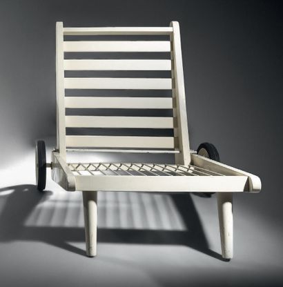 TRAVAIL CONTEMPORAIN Suite de six chaises de jardin en bois peint blanc à dossier...