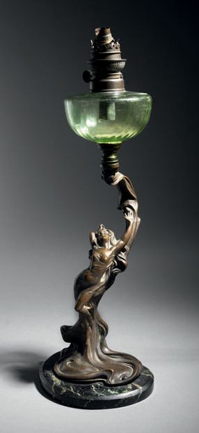 Hélène SIBEUD (XIXe-XXe) Lampe à pétrole en bronze à patine brune nuancée à décor...