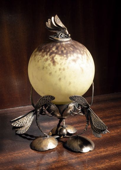 TRAVAIL FRANÇAIS 1900 Lampe « Libellules » à monture en métal ciselé et patiné à...