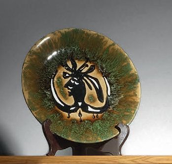 Jean LURCAT (1892-1966) Fou du roi
Assiette en céramique à décor émaillé noir et...