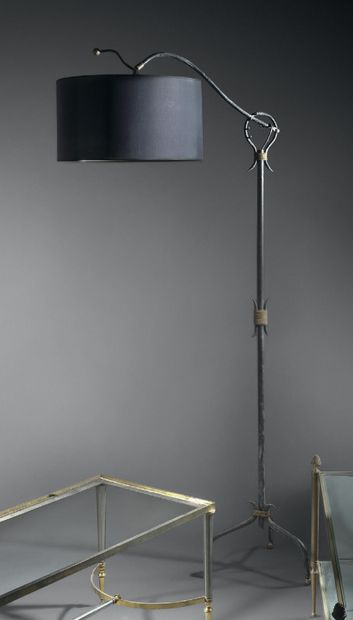 Michel PERRIER (XXe siècle) Lampe de parquet en métal tubulaire noirci et laiton...
