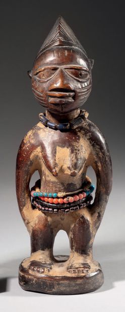 null Statuette Yoruba, Nigeria
Bois, perles
H. 26,5 cm
Statuette idebji représentant...