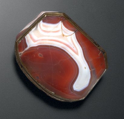 null Boîte ovale à contours en agate brune, montée en métal doré
Angleterre, fin...