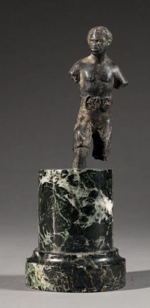 null RECTIFICATIF AU CATALOGUE 
Statuette représentant un esclave nubien vêtu d'un...