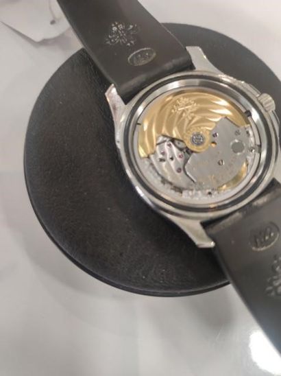 PATEK PHILIPPE Bracelet-montre en acier, modèle aquanaut. Cadran noir frappé à chiffres...